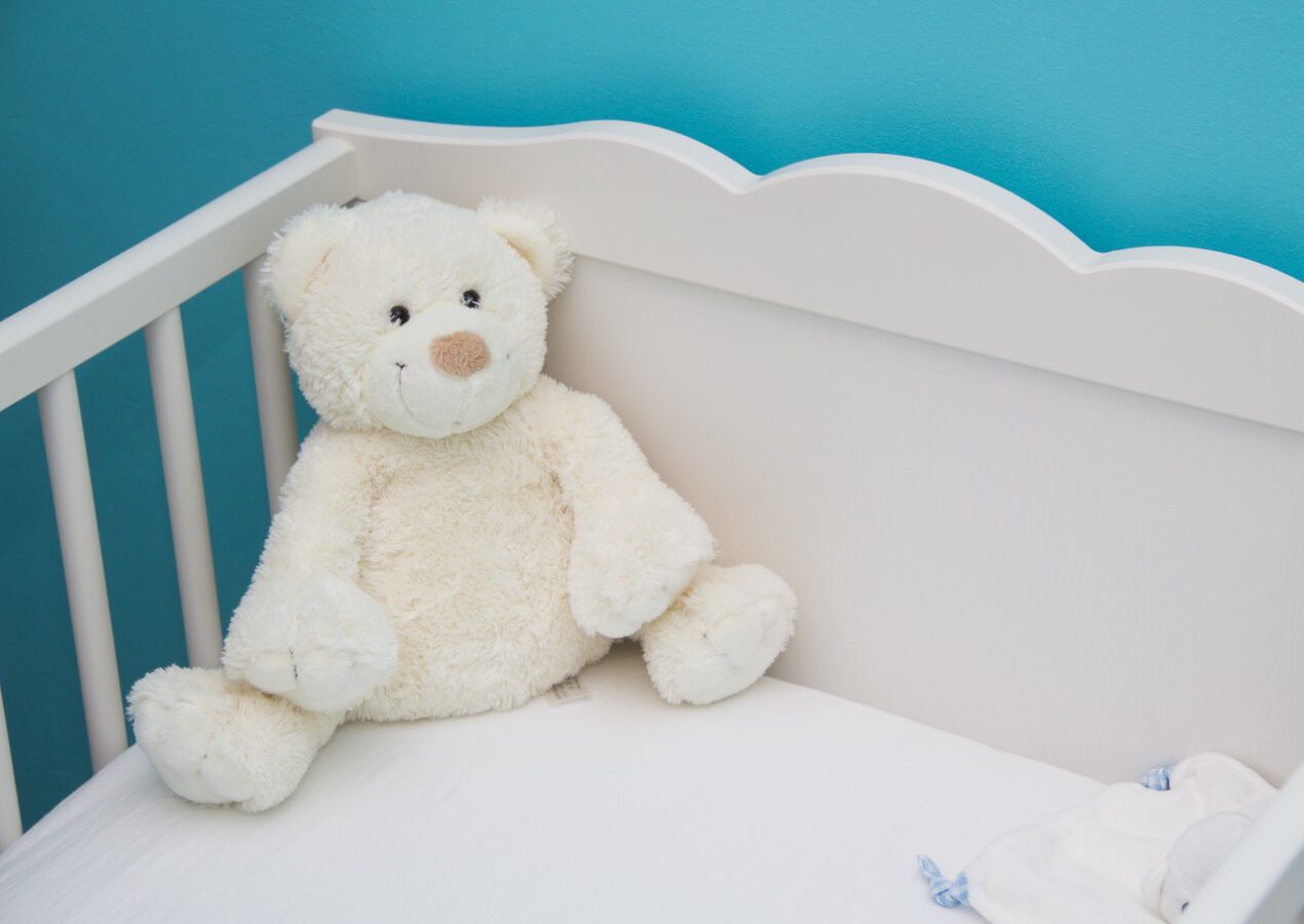Bezpieczne łóżko dla rocznego dziecka – jakie powinno być i jakie warunki musi spełniać