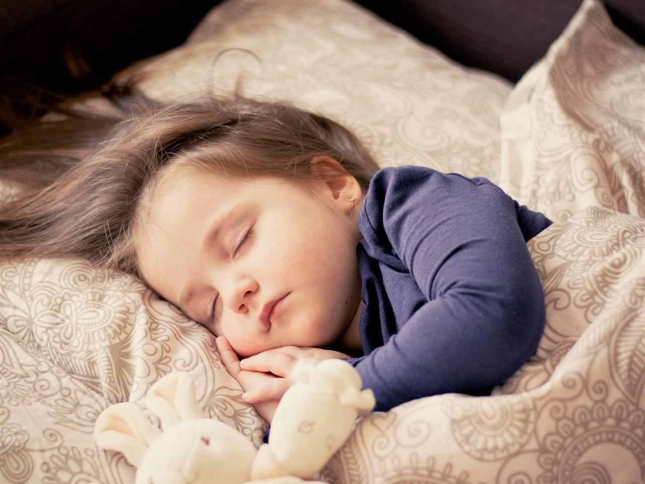 Śpiące chore dziecko